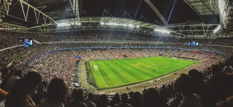 Fodboldstadion før kampstart – Tips 13 lørdag klokken 16